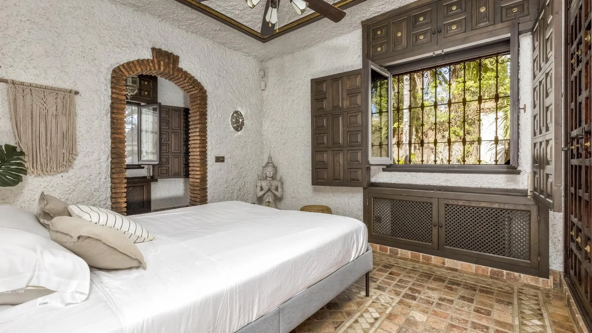Vivi Homes - Villa Costabella Pool, Sauna, Garden & Beach 마르베야
