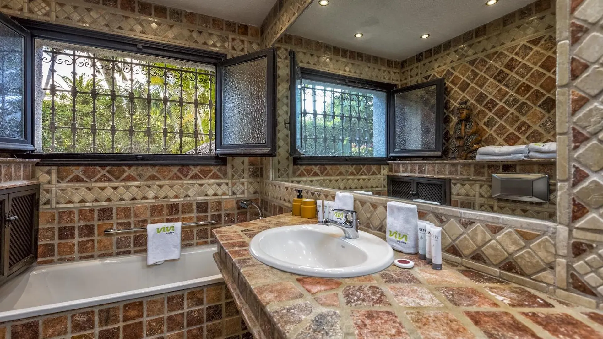 Vivi Homes - Villa Costabella Pool, Sauna, Garden & Beach 마르베야 0*,