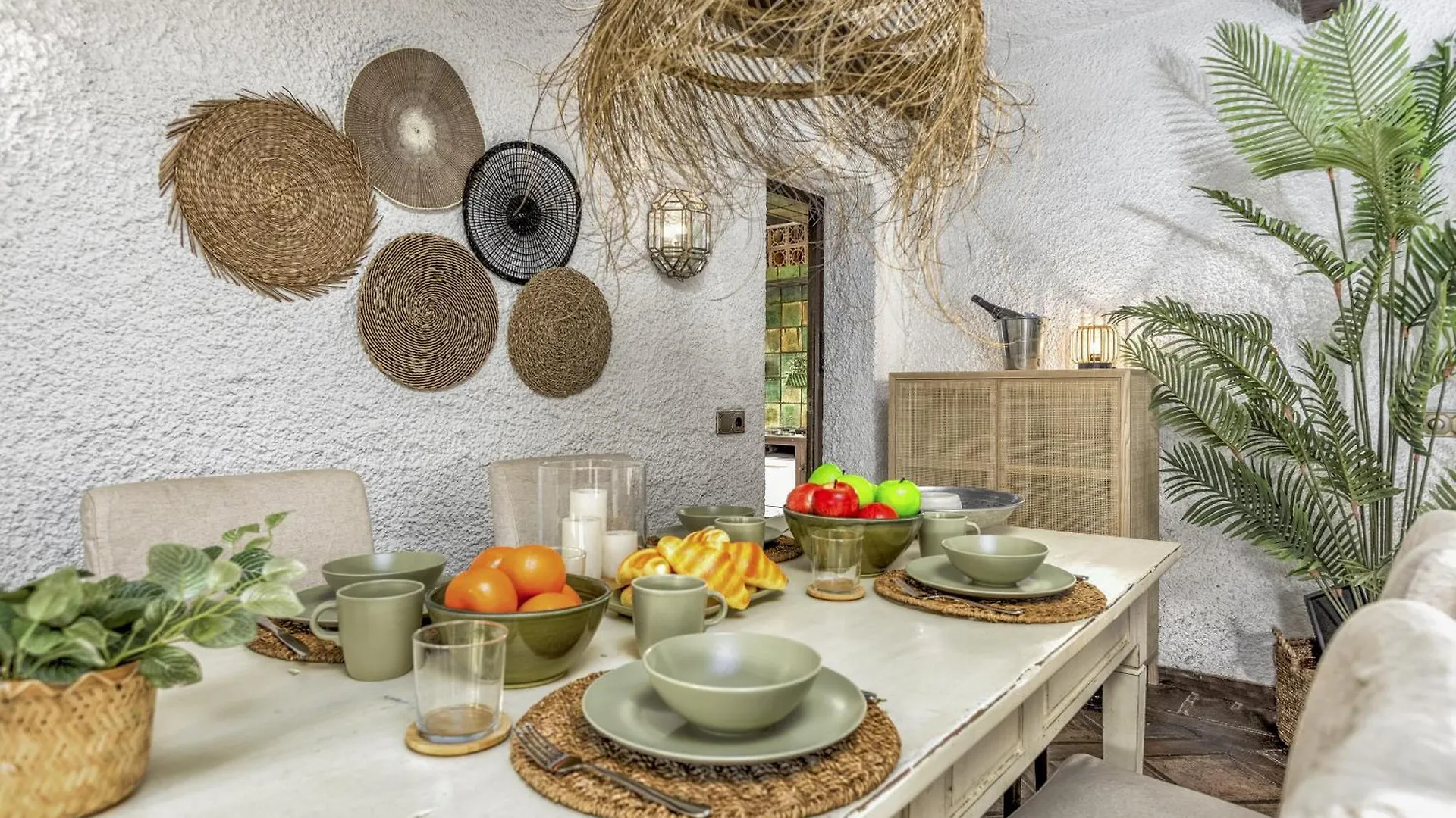 Vivi Homes - Villa Costabella Pool, Sauna, Garden & Beach 마르베야 0*,  스페인