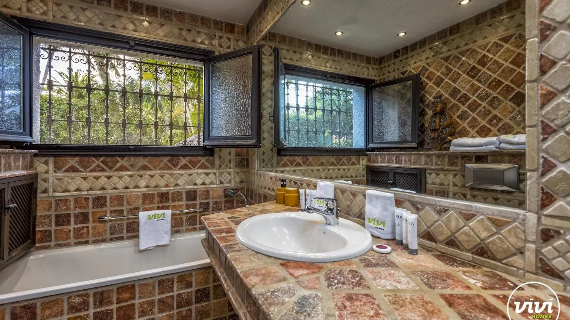 Vivi Homes - Villa Costabella Pool, Sauna, Garden & Beach 마르베야