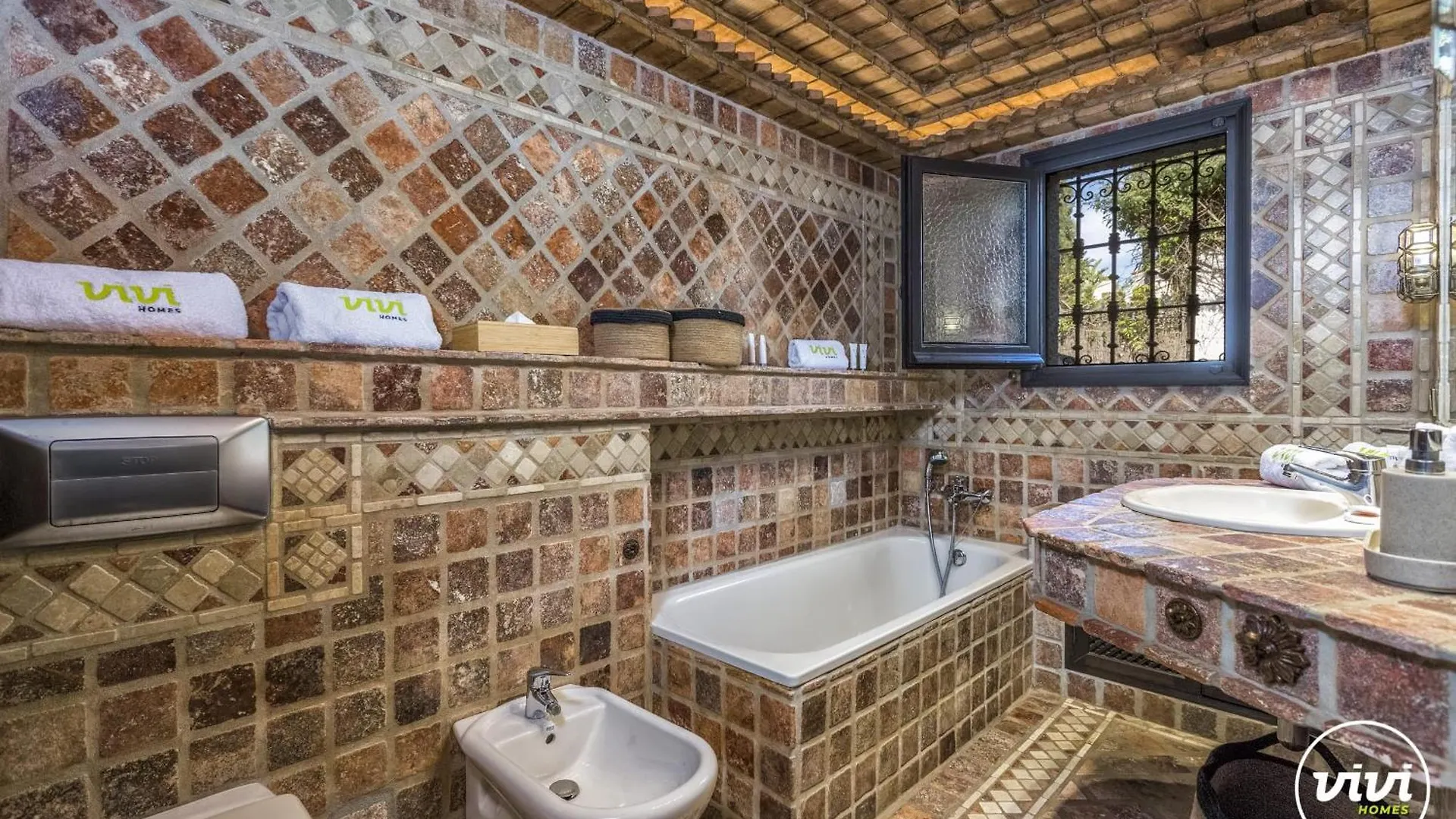 Vivi Homes - Villa Costabella Pool, Sauna, Garden & Beach 마르베야