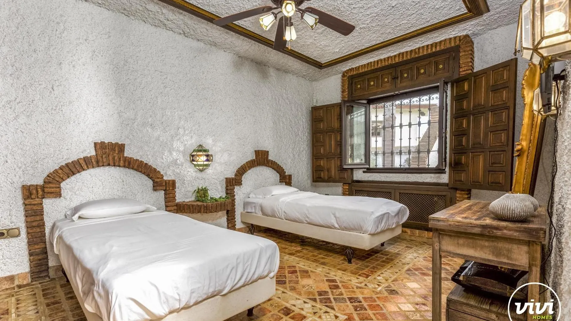 Vivi Homes - Villa Costabella Pool, Sauna, Garden & Beach 마르베야