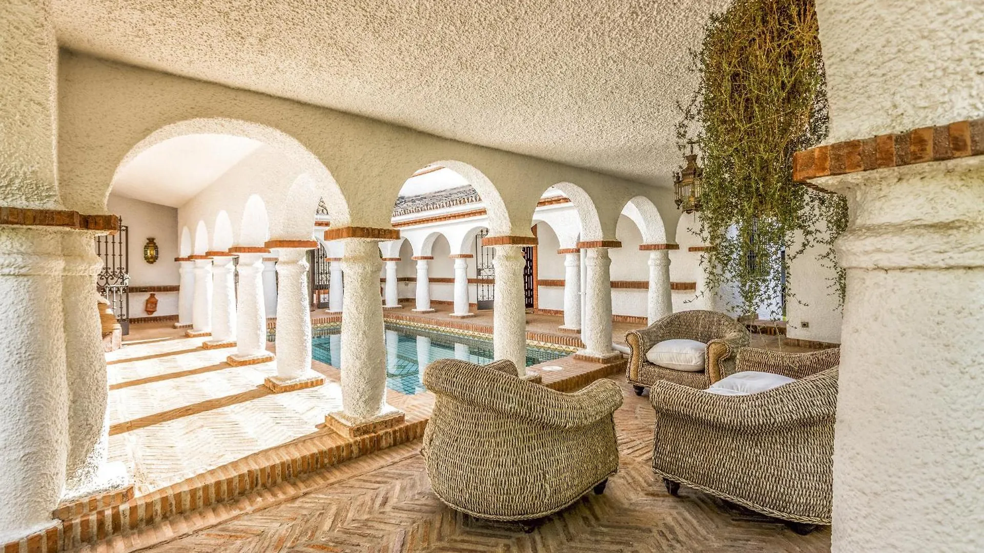 Vivi Homes - Villa Costabella Pool, Sauna, Garden & Beach Marbella